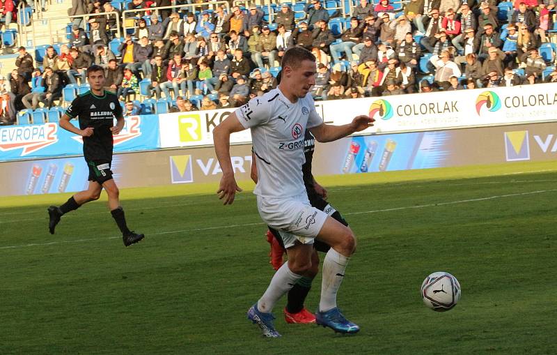 Fotbalisté Slovácka (bílé dresy) ve 12. kole FORTUNA:LIGY vyzvali pražské Bohemians 1905.