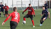 Fotbalisté Slovácka B (modré dresy) v přípravném zápase porazili divizní Hodonín 2:0. Oba góly vstřelil Pavel Juroška.