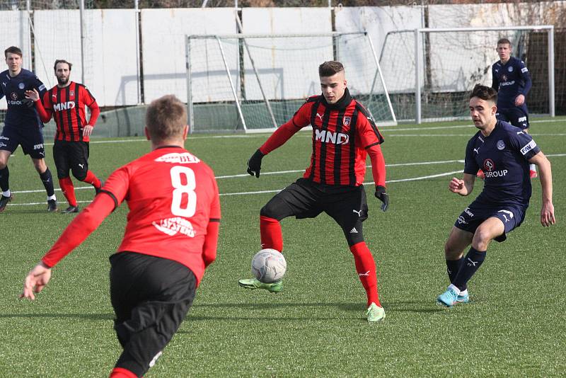 Fotbalisté Slovácka B (modré dresy) v přípravném zápase porazili divizní Hodonín 2:0. Oba góly vstřelil Pavel Juroška.