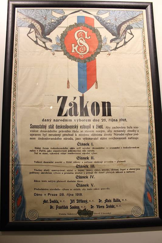 Přehlídka modelů z 1. republiky zahájila výstavu Šaty dělají člověka. Pokřtili tam také knihu Radka Tomečka Uherský Brod 1918 - 1938.