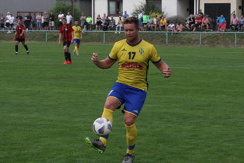 Fotbalisté Starého Města (žluté dresy) vyhráli derby ve Zlechově 3:1.