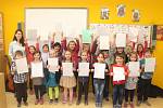 I děti ze dvou tříd Základní školy UNESCO v Uherském Hradišti přebíraly své první vysvědčení