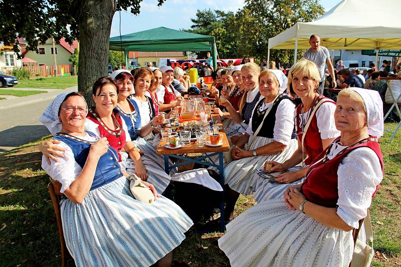 HOLD MOŠTU. V Huštěnovicích si přišli na své milovníci jablečného moštu, burčáku, vína a dobré zábavy.