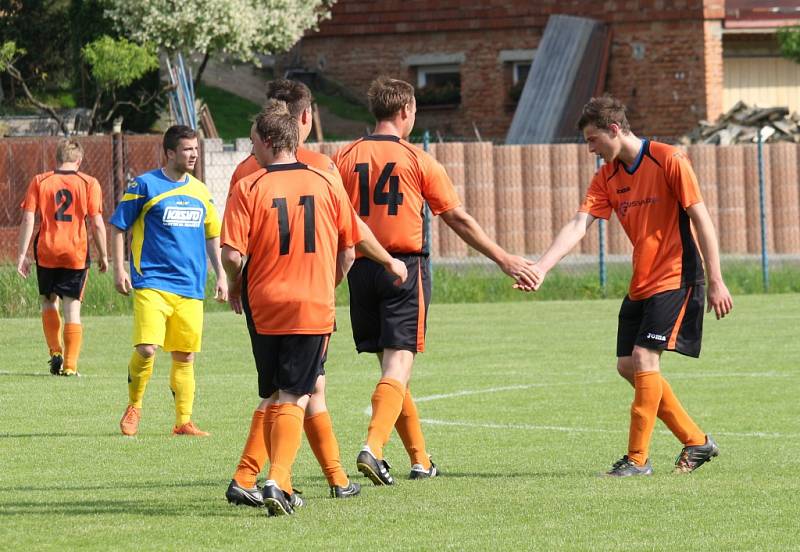 Fotbalisté Zlámance (v oranžovém) nedokázali porazit Slavkov, který přijel s deseti hráči, Utkání skončilo 2:2.