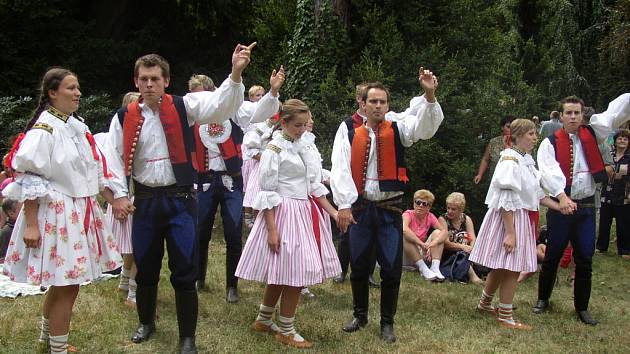 Mezi účinkujícími na česnekové slavnosti byl i folklorní soubor Dolněmčan.