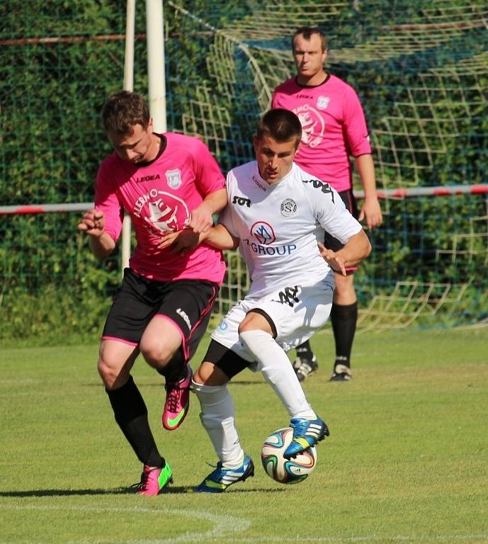 Někdejší ligový obránce Miloslav Penner (v tmavém) poznal, jak bolí fotbal v okresním přeboru. Jeho Hluk B navíc na hřišti Slovácka C prohrál 1:3.