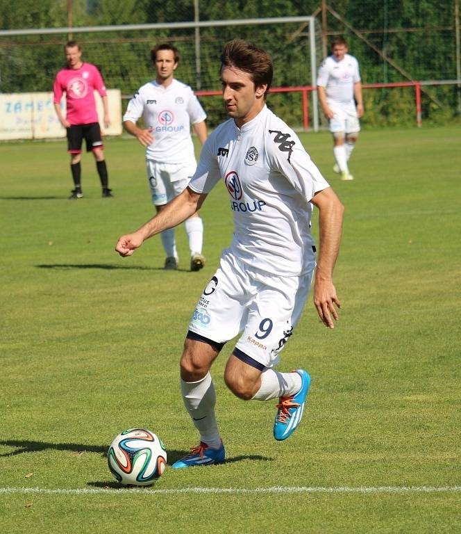 Někdejší ligový obránce Miloslav Penner (v tmavém) poznal, jak bolí fotbal v okresním přeboru. Jeho Hluk B navíc na hřišti Slovácka C prohrál 1:3.