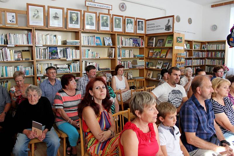 KŘEST VODOU. Tři kmotři pokřtili druhý díl publikace Povídání o naší knihovně vodou ze tří studánek.