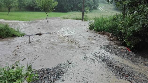 Rozvodněný potok Hrubár v sobotu 20. června v Lopeníku