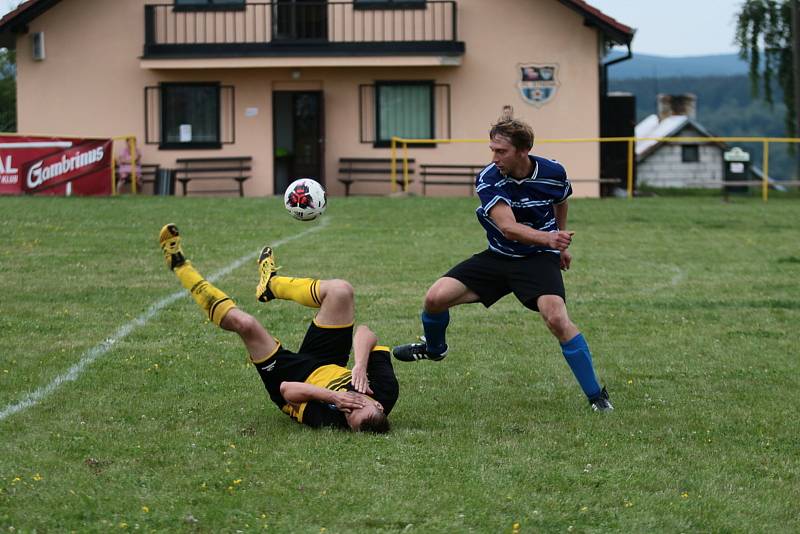 Fotbalisté Ostrožské Lhoty (ve žlutých dresech) zvítězili na hřišti Žítkové 8:1 a postoupili do druhého kola Poháru OFS Uherské Hradiště.