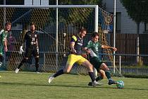 Fotbalisté Prakšic (modrožluté dresy) v I. kole krajského poháru Zlínska podlehli favorizované Nivnici 0:3.