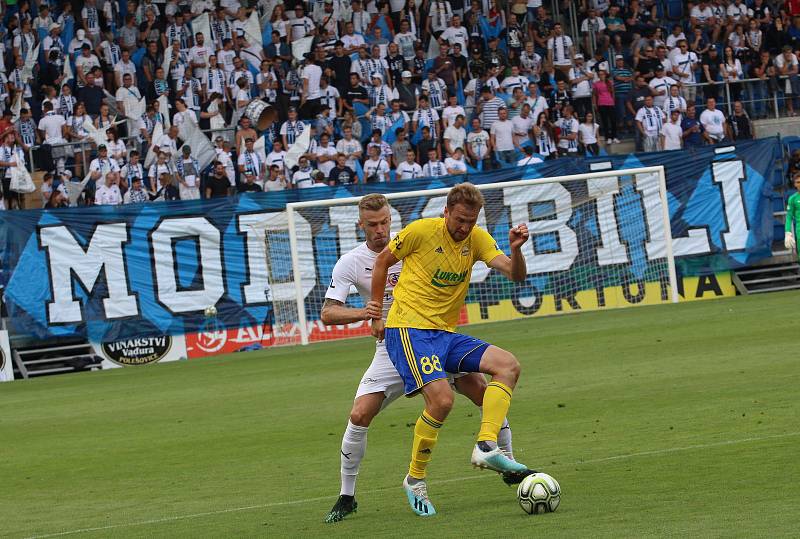 Fotbalisté Slovácka ( v bílých dresech) proti Zlínu