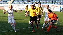 Fotbalistky Slovácka (v bílých dresech) na Městském stadionu Miroslava Valenty zdolaly Horní Heršpice 2:1.