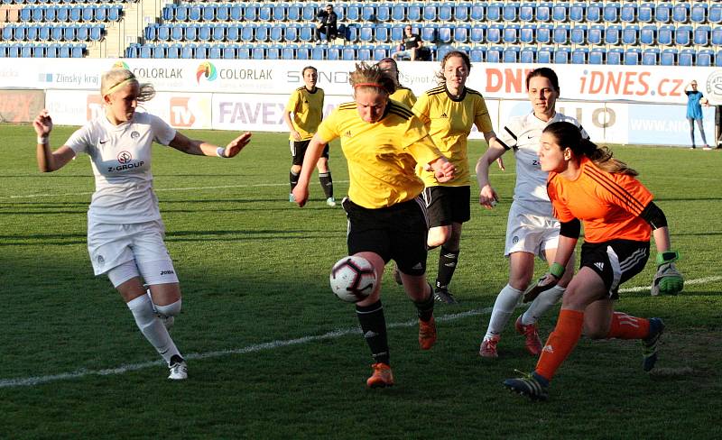 Fotbalistky Slovácka (v bílých dresech) na Městském stadionu Miroslava Valenty zdolaly Horní Heršpice 2:1.