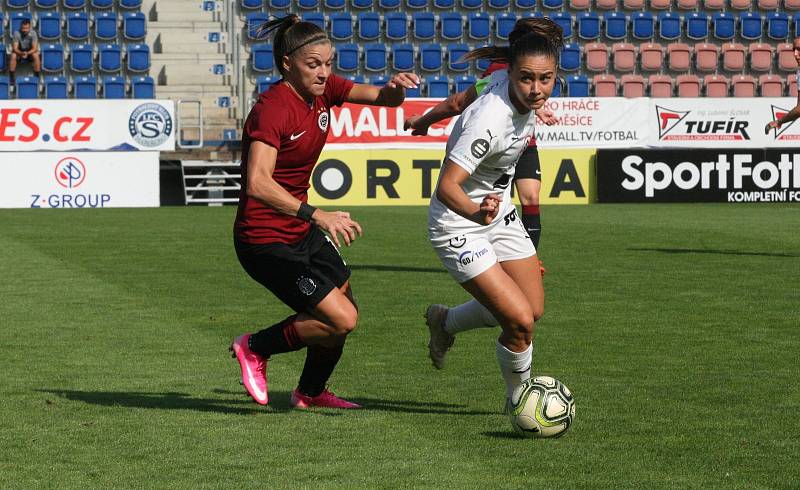 Fotbalistky Slovácka (v bílých dresech) ve šlágru 4. kola I. ligy žen podlehly pražské Spartě 1:3.