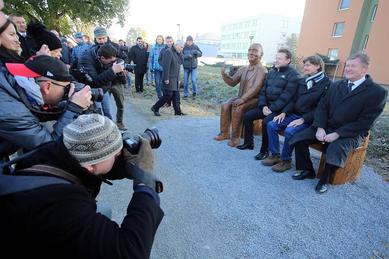 Slavnostní odhalení pamětní lavičky se sochou Jana Antonína Bati na břehu řeky Moravy v Uherském Hradišti.