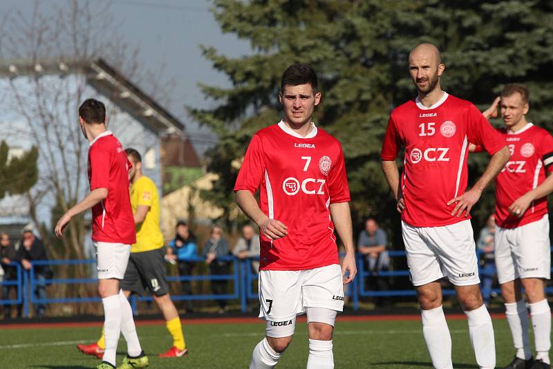 Fotbalisté Uherského Brodu (v červených dresech) v 17. kole Fortuna MSFL remizovali s Kroměříží 1:1.