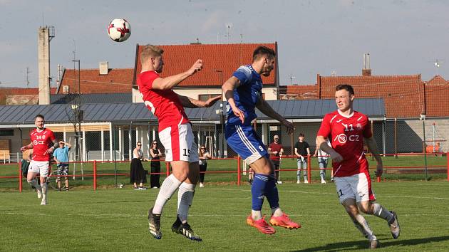 Fotbalisté Uherského Brodu (červené dresy) poprvé na jaře zvítězili v domácím prostředí. 