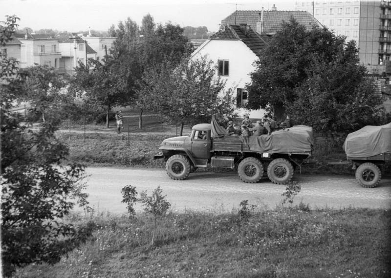 Příjezd okupačních armád v srpnu 1968 do Uherského Hradiště.