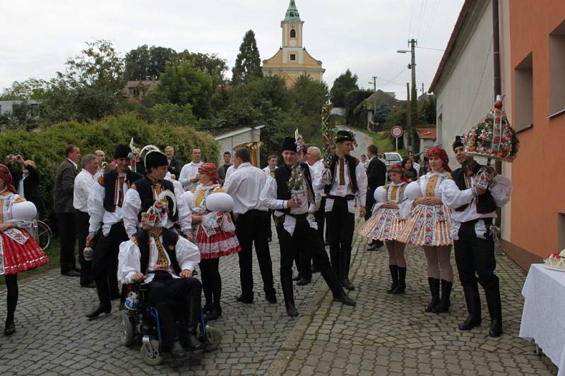 V ulicích Jalubí, před domy stárků i radnicí pěli šohaji a děvčice slovácké písničky a tancovali.