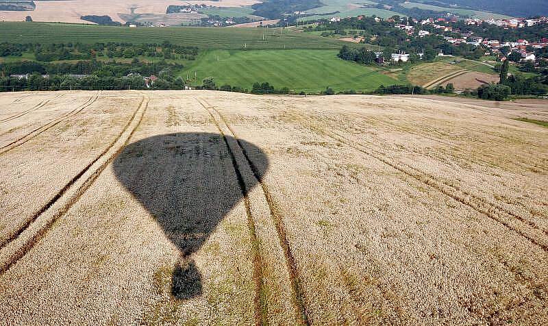 Dvě desítky horkovzdušných balonů nejen z České republiky a Slovenska, ale i z Polska, Rakouska či Slovinska létají o víkendu nad Slováckem.