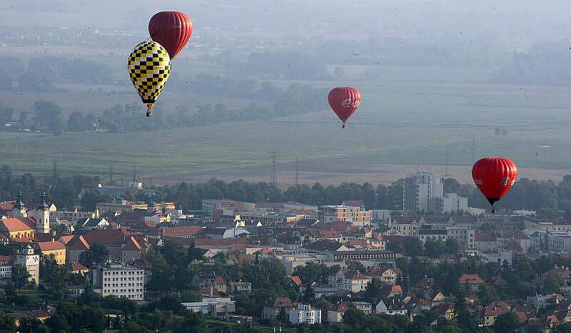 Dvě desítky horkovzdušných balonů nejen z České republiky a Slovenska, ale i z Polska, Rakouska či Slovinska létají o víkendu nad Slováckem.