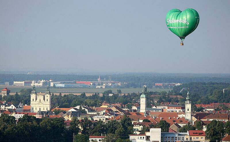 Dvě desítky horkovzdušných balonů nejen z České republiky a Slovenska, ale i z Polska, Rakouska či Slovinska létají o víkendu nad Slováckem.