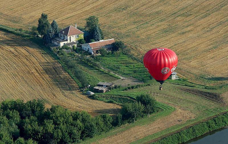 Dvě desítky horkovzdušných balonů nejen z České republiky a Slovenska, ale i z Polska, Rakouska či Slovinska létají o víkendu nad Slováckem.