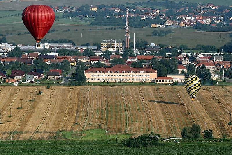 Dvě desítky horkovzdušných balonů nejen z České republiky a Slovenska, ale i z Polska, Rakouska či Slovinska létají o víkendu nad Slováckem.