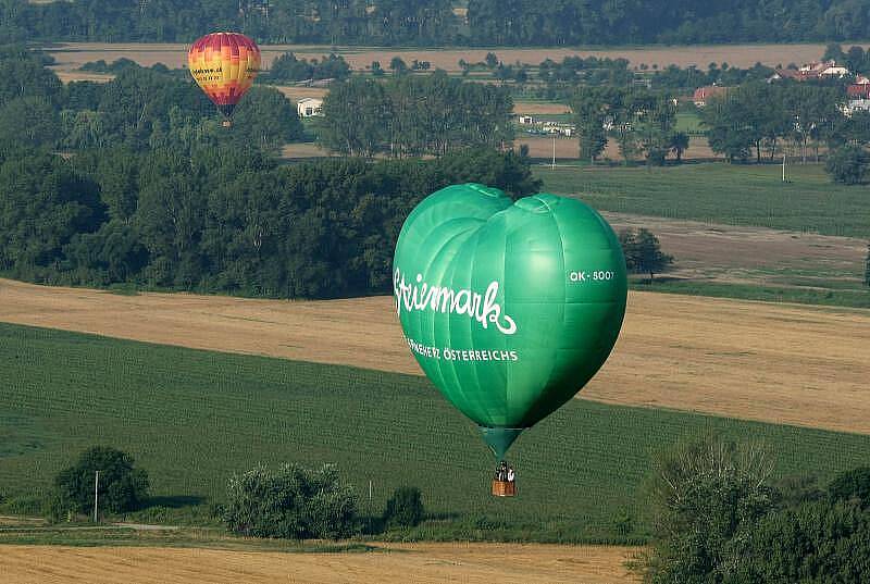 Dvě desítky horkovzdušných balonů nejen z České republiky a Slovenska, ale i z Polska, Rakouska či Slovinska létají o víkendu nad Slováckem.