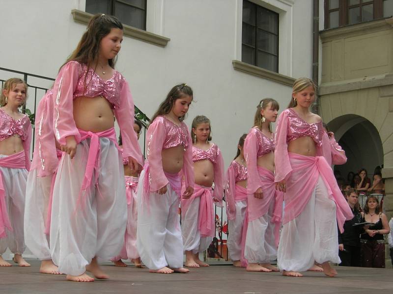 V sobotu se na nádvoří zámku představily na dvě stovky orientálních tanečnic.