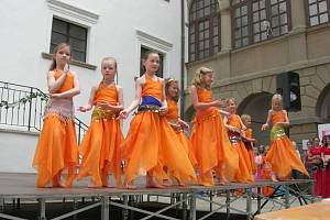 V sobotu se na nádvoří zámku představily na dvě stovky orientálních tanečnic.