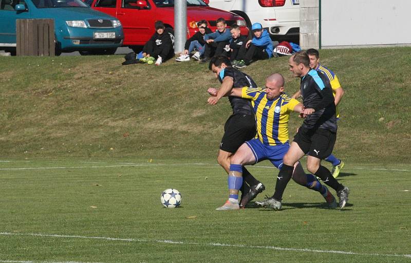 Fotbalisté Buchlovic (žlutomodré dresy) v posledním zápase podzimní části podlehli vedoucím Osvětimanům 1:2.