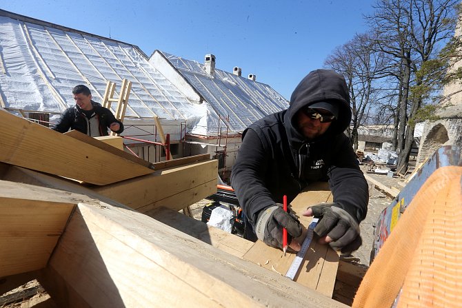 Oprava šindelové střechy na hradě Buchlově.
