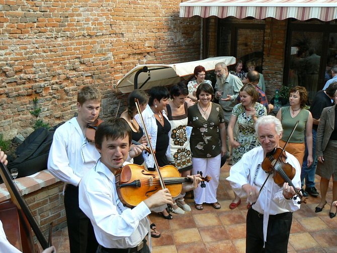 Z hostů vernisáže vznikl improvizovaný ženský sbor, který doprovodila kapela Martina Hrbáče.