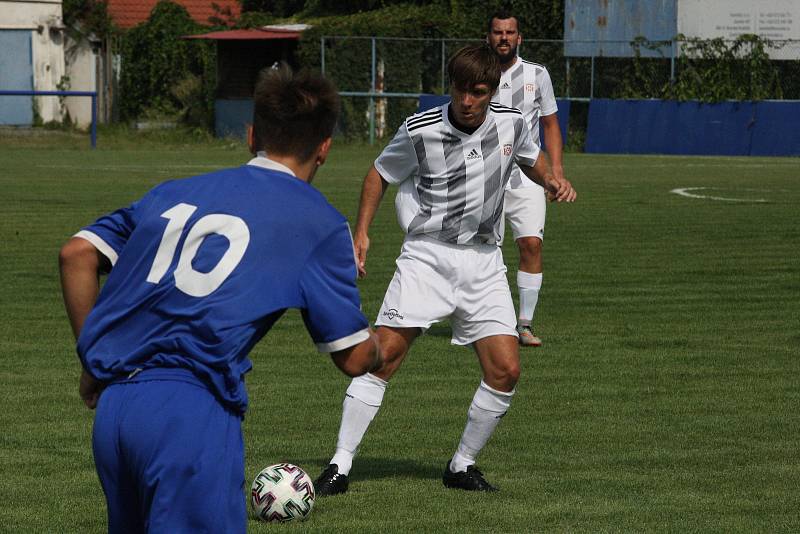 Fotbalisté Kunovic (modré dresy) prohráli v prvním zápase nové sezony doma s Těšnovicemi 0:3.