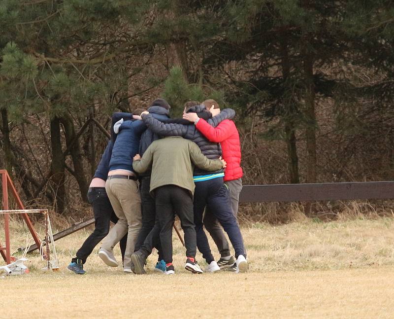 Fotbalisté Ostrožské Lhoty (žlutočerné dresy) ve čtvrtfinále Poháru OFS Uherské Hradiště podlehli Hluku B 1:2.