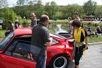 Vozy značky Porsche parkovaly před Archeoskanzenem Modrá u Velehradu