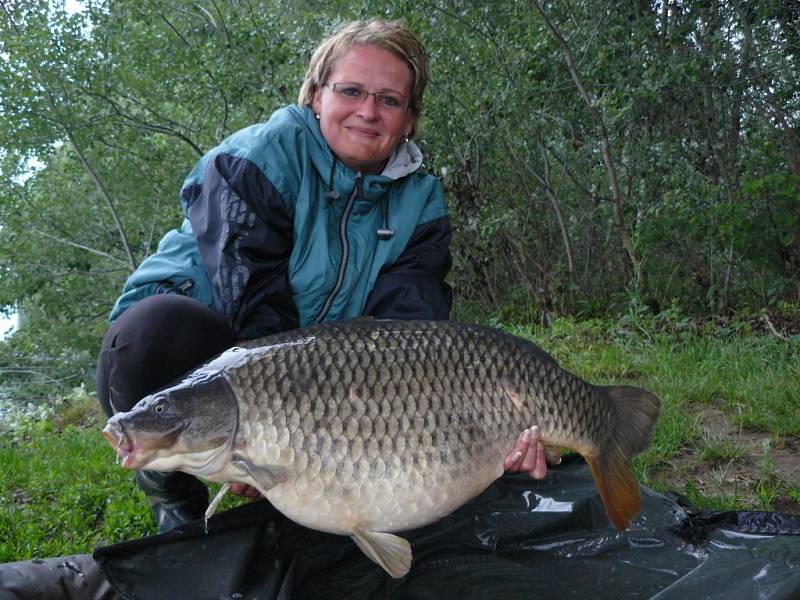 Soutěžní číslo 142 - Gabriela Zavadilová, kapr, 85 cm a 14,8 kg.