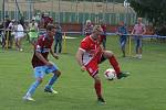 Fotbalisté Slavkova (bíločervené dresy) na úvod nové sezony zdolali Velký Ořechov 1:0.