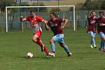 Fotbalisté Slavkova (bíločervené dresy) na úvod nové sezony zdolali Velký Ořechov 1:0.