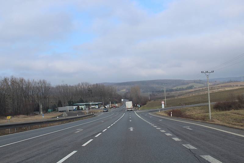 Sjezd ze Chřibů po silnici I/50 ke křižovatce od Cetechovic ke Střílkám byl bez policejní kontroly.