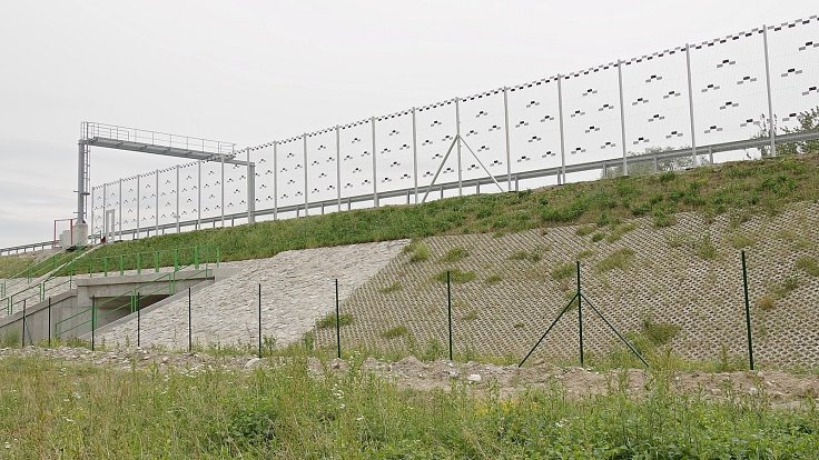 Obří ptačí sítě budou jako první v ČR chránit tuzemský úsek dálnice D55 na Slovácku.