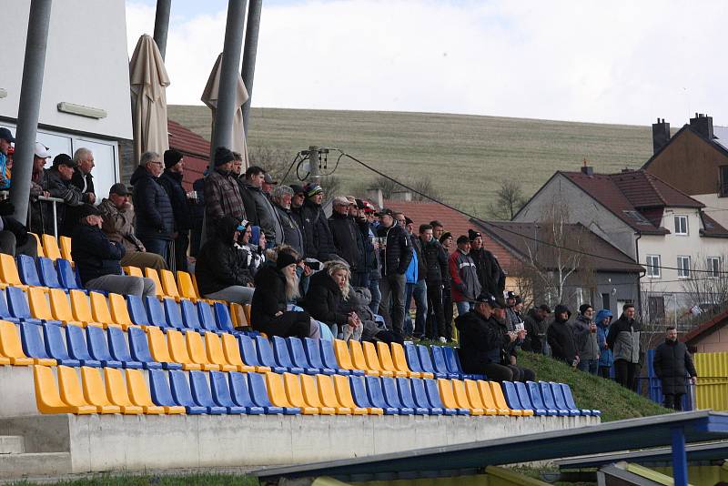 Fotbalisté Strání (žluté dresy) v sobotním souboji nejhorších týmů divize E doma prohráli s Holešovem 1:2.