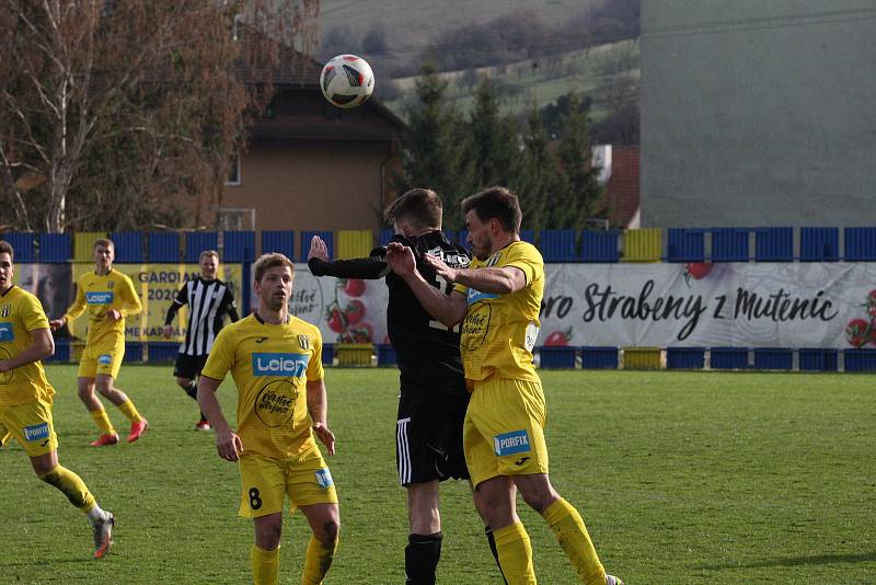 Fotbalisté Strání (žluté dresy) v sobotním souboji nejhorších týmů divize E doma prohráli s Holešovem 1:2.