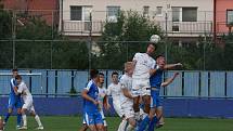 Fotbalisté Slovácka B (bílé dresy) v páteční předehrávce 32. kola MSFL remizovali na hřišti v Kunovicích s juniorkou Ostravy 2:2.