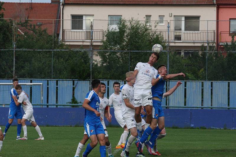 Fotbalisté Slovácka B (bílé dresy) v páteční předehrávce 32. kola MSFL remizovali na hřišti v Kunovicích s juniorkou Ostravy 2:2.