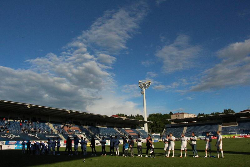 Fotbalisté Slovácka zakončili famózní sezonu výhrou nad Zlínem, triumf v derby si vychutnali i s fanoušky.