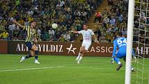 Fotbalisté Slovácka (bílé dresy) ve čtvrtek večer vyzvalo Fenerbahce Istanbul. Foto: 1. FC Slovácko