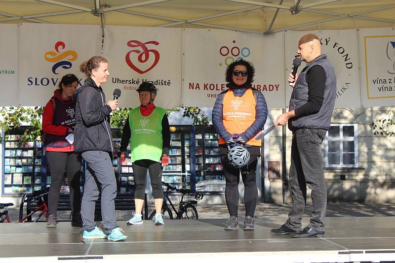 Příznivci cyklistiky a vína se 9. října dopoledne vydali z Masarykova náměstí v Uherském Hradišti do okolí v rámci tradiční akce s názvem Na kole vinohrady Uherskohradišťska. 